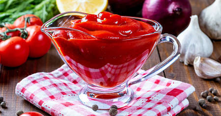Ketchup fatto in casa in salsiera di vetro