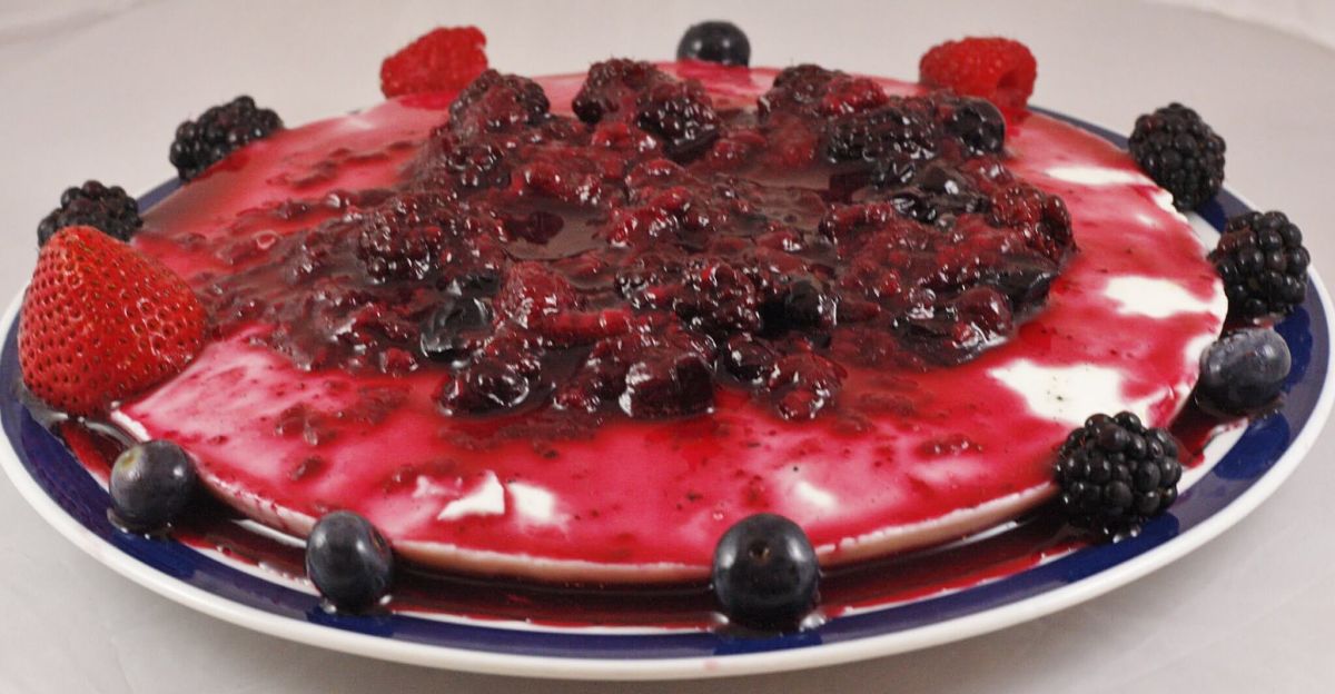 Panna cotta con frutti di bosco e coulis