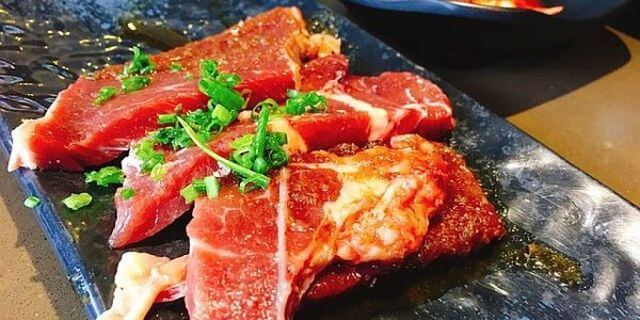 Immagine di bistecche marinate crude