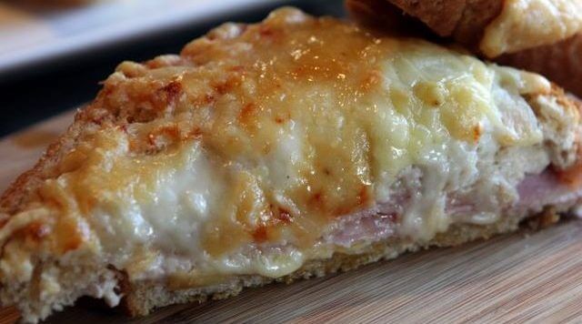 Invitante Croque Monsieur con crosticina e formaggio filante