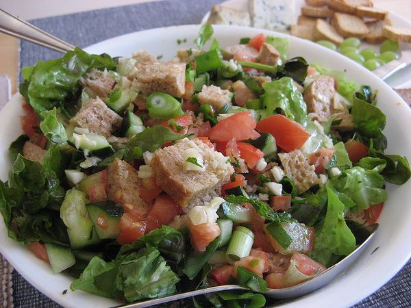 Fattoush libanese di pane e verdure fresche di stagione