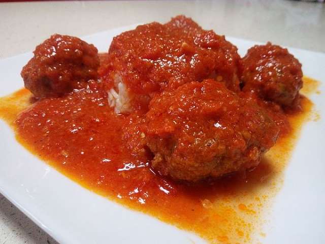 Polpette di carne in salsa di pomodoro alla greca