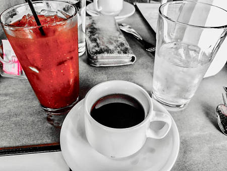 Succo di pomodoro vicino a caffè espresso