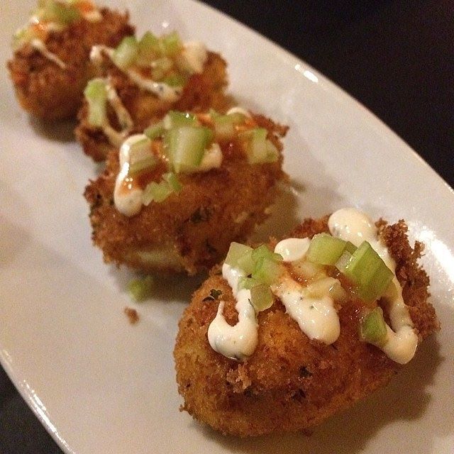 Uova farcite impanate e fritte alla portoghese con decorazione di sedano e maionese