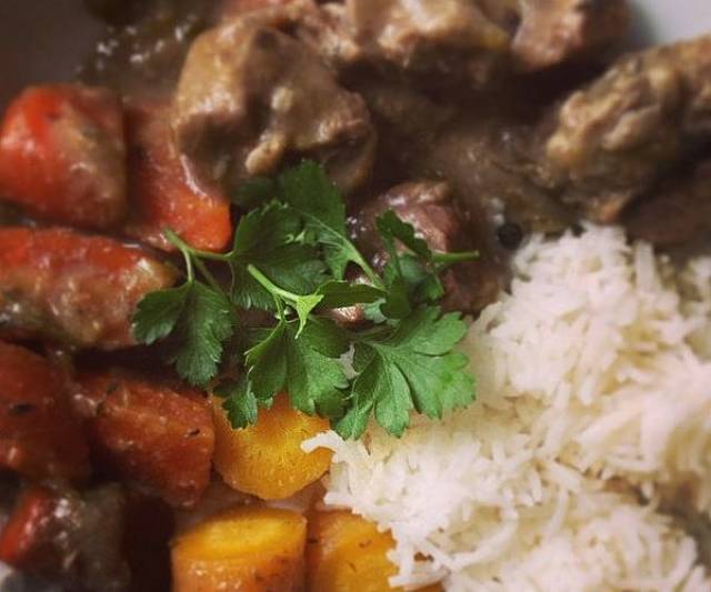 Blanquette di carne di vitello Vitello alla francese in blanquette con riso e carote