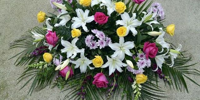 Addobbo di fiori fatto seguendo le regole base della composizione floreale