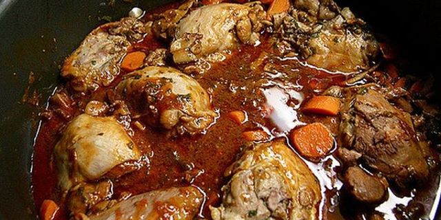 Pollo rosolato con salsa di vino rosso e verdure