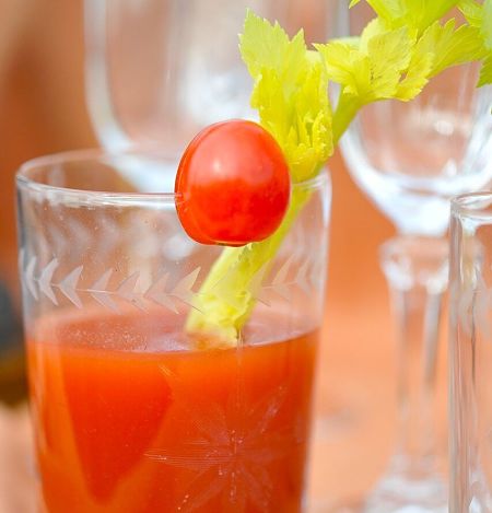Cocktail austriaco a base di pomodoro e cavolo cappuccio decorato con sedano e pomodorino