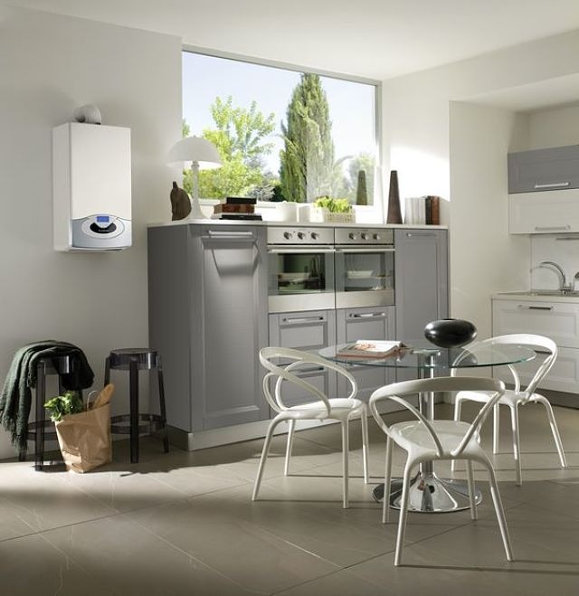 Fotografia di caldaia a compressione Ariston posizionata in un ambiente interno