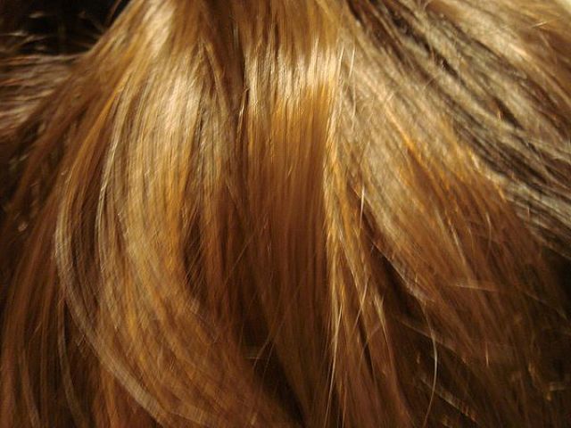 Capelli femminili lunghi e biondi ben curati