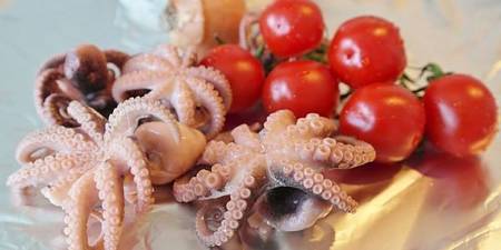 Polipetti freschi crudi da fare in umido coi pomodori alla pugliese