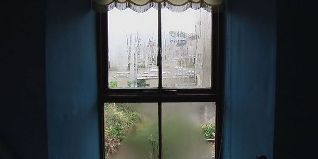 Fotografia di finestra appannata dalla condensa