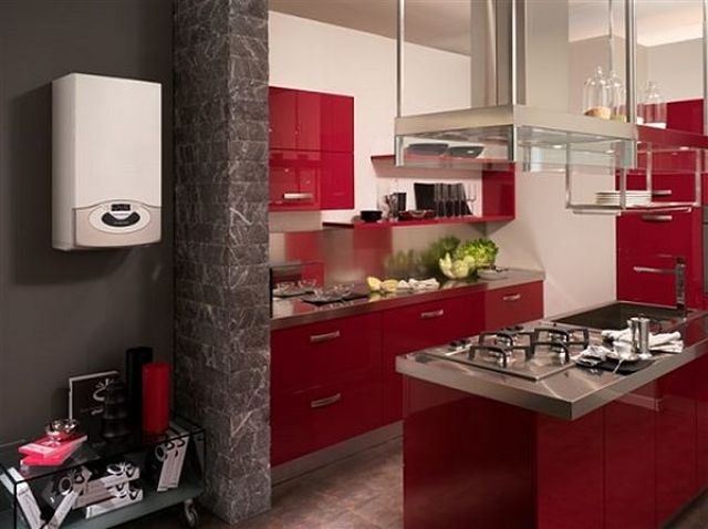 Fotografia di caldaia Genus premium Net situata su parete di cucina