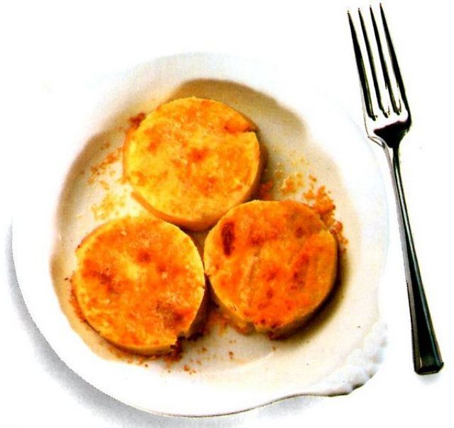 Fotografia di piatto con gnocchi di semolino alla romana e forchetta