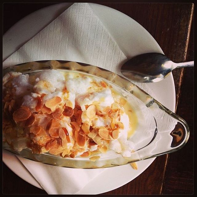 Fotografia di Île flottante francese con caramello e mandorle