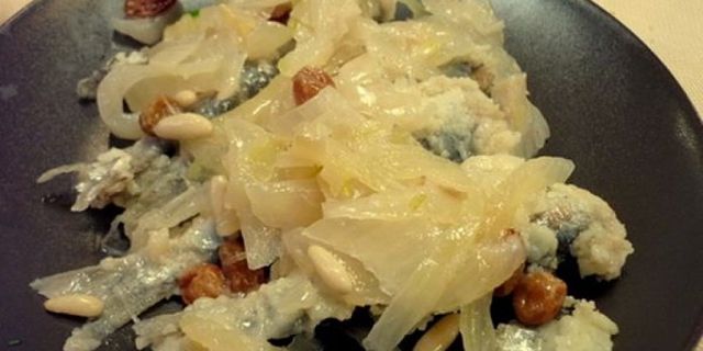 Sarde in saor fritte con cipolle, uvetta e pinoli alla veneziana