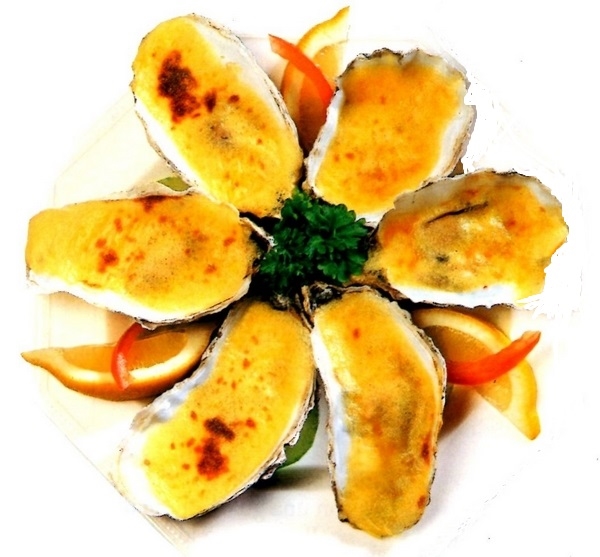 Ostriche gratinate allo champagnedecorate alla Rockefeller con fettine di arance