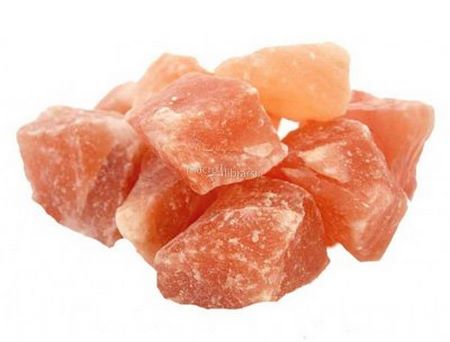 Il sale himalayano in pietre è particolarmente adatto per i suffumigi