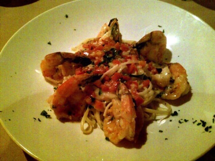 Scampi alla Busara con pasta nel piatto