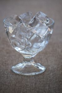 Cubetti di ghiaccio nel bicchiere