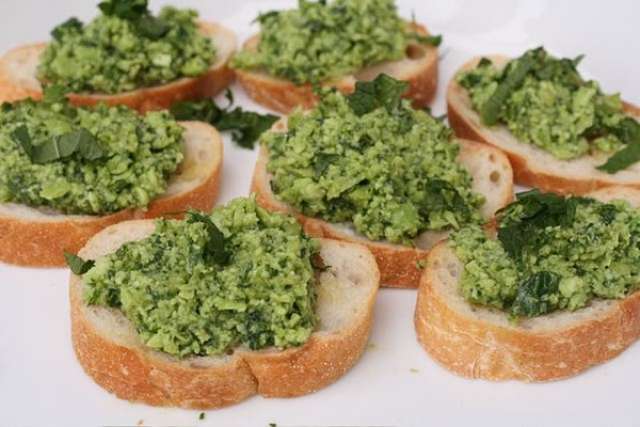 Pesto di fave fresche Marò di fave su crostini