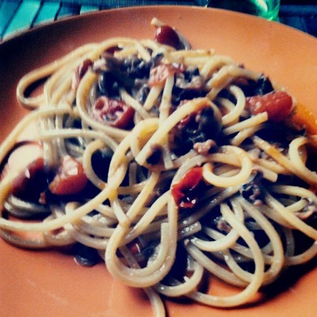 Spaghetti con ciuffi di seppioline e pomodorini