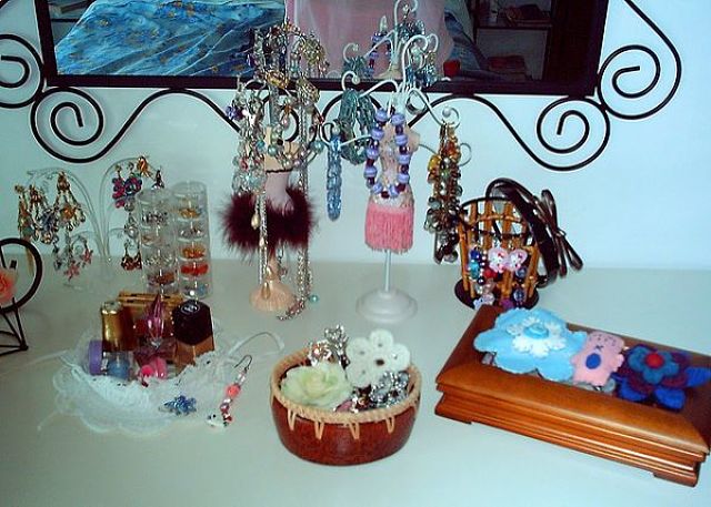 Bigiotteria pulita e messa in ordine su toeletta