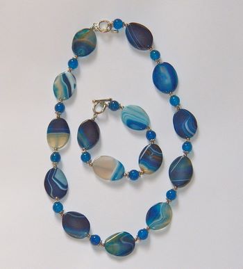 Collana e braccialetto in pietra dura agata blu striata