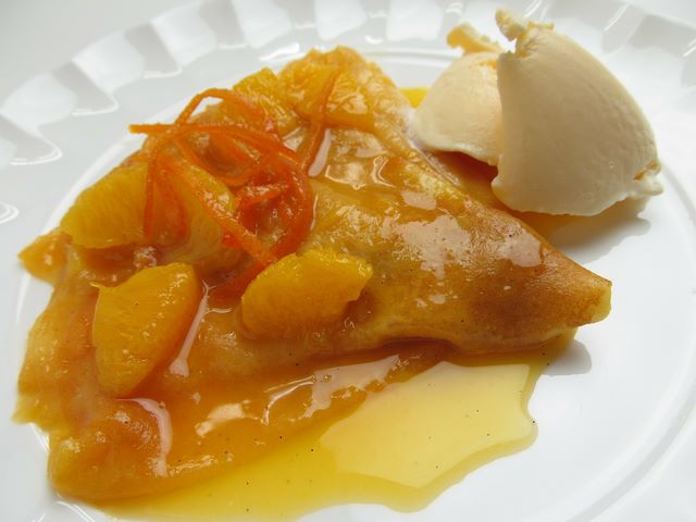 Crêpe Suzette al Grand Marnier con arancia e gelato di vaniglia