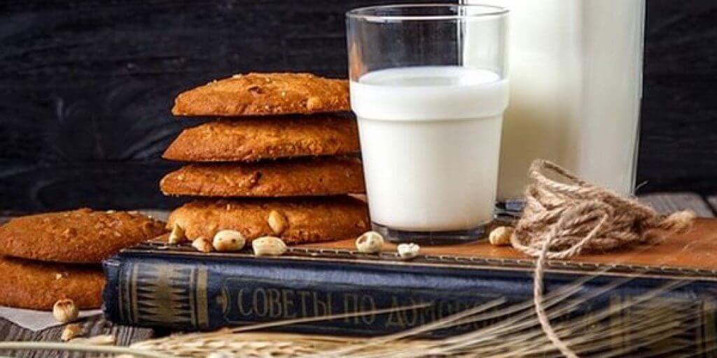 Latte vegetale di avena fatto in casa e pagnotte all'avena