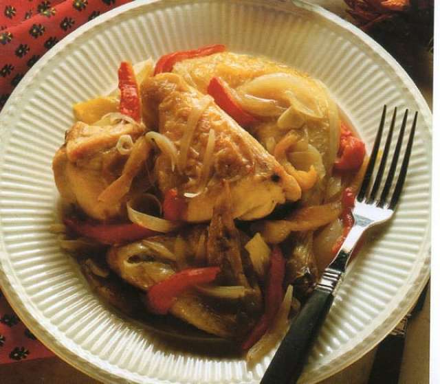 Pollo alla paprica nel piatto Pollo all'ungherese con paprica, peperoni e cipolle