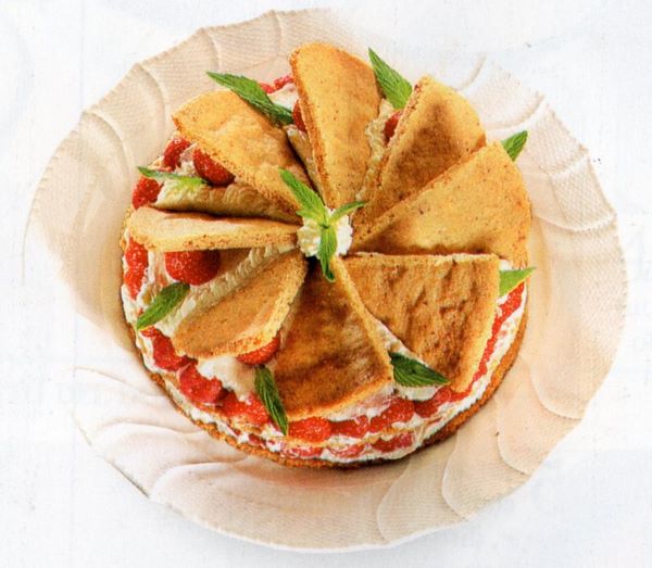Torta di fragole e nocciole Torta farcita di fragole, nocciole e panna