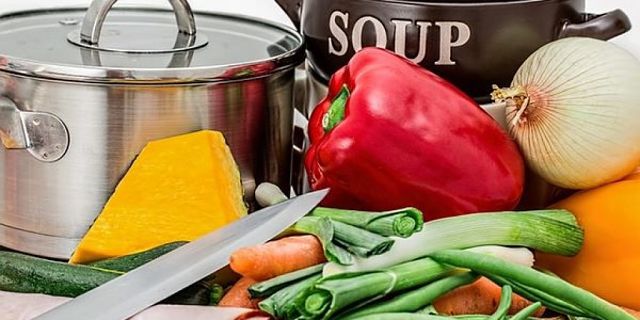 Il brodo vegetale può essere fatto in casa con verdure fresche