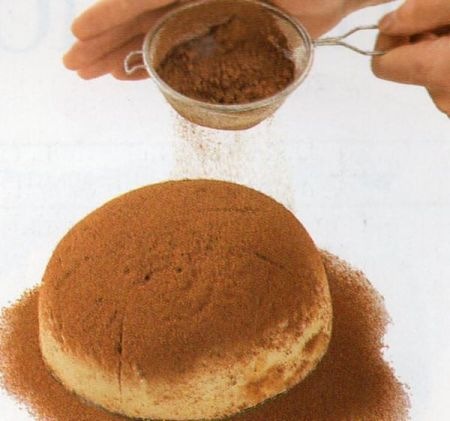 Come spargere il cacao sullo zuccotto fiorentino