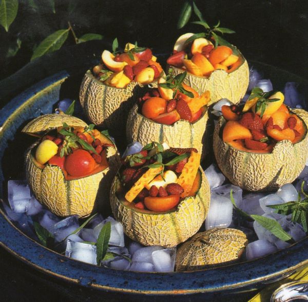 Melocini ripieni di frutt idi bosco. ananas, albicocche.