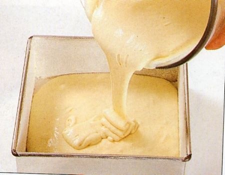 Come versare l'impasto del pan di Spagna nello stampo