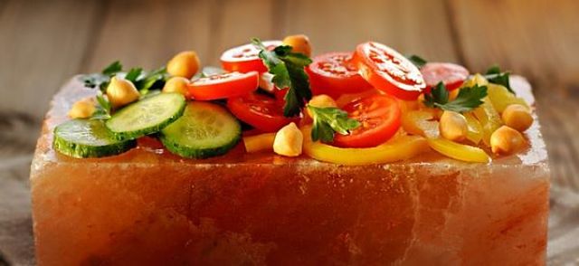 Sulla mattonella di sale si possono cuocere anche le verdure