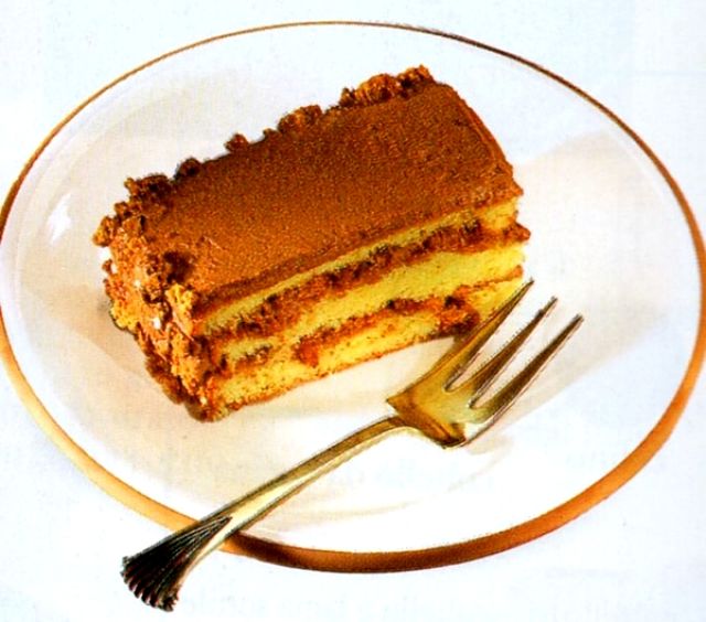 Torta Moka nel piattino Fetta di deliziosa torta Moka con pan di Spagna, amaretti e caffè.