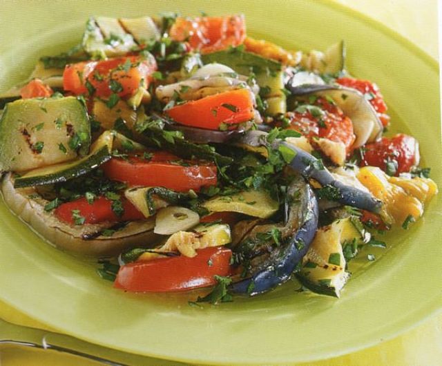 Verdure miste grigliate nel piatto