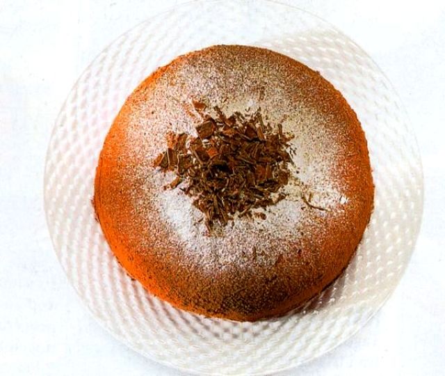 Lo zuccotto è uno squisito dolce toscano Dolce zuccotto toscano con cioccolato fondente e mandorle