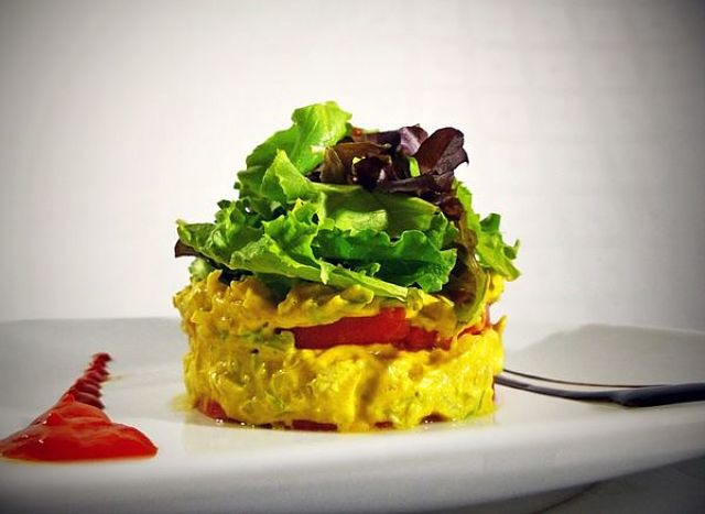 Insalata di pollo e curry guarnita Come guarnire cone le verdure l'isalata di pollo al curry per fare bella figura