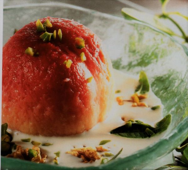 Dessert di composta di pesche gialle con gherigli di noci e pistacchi