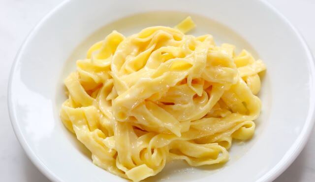 Fettuccine condite con triplo burro all'Alfredo