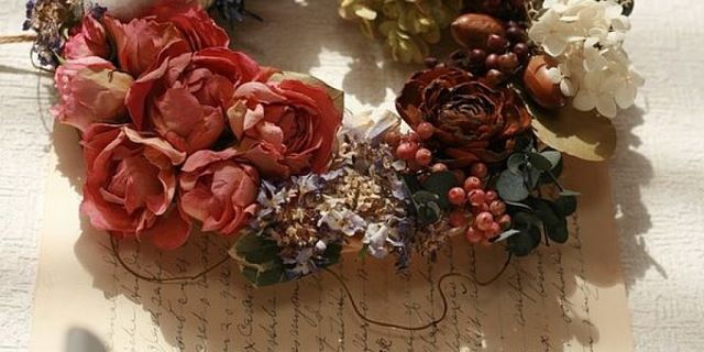 Ghirlanda di fiori e frutti essiccati col gel di silice