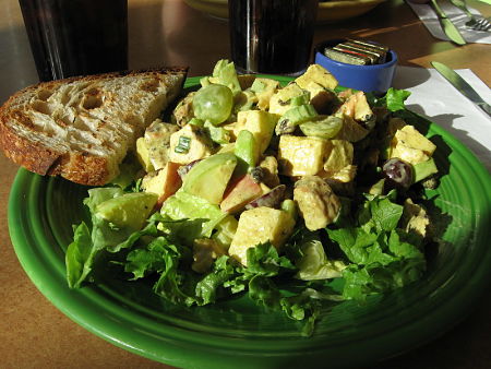 Insalata di pollo, yogurt e curry fatta con l'impiego di frutta e verdure avanzate