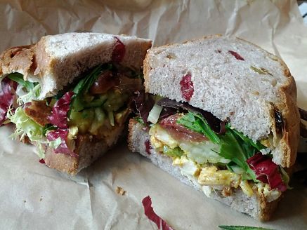 Sandwich originale con pollo, insalata verde e salsa al curry indiano