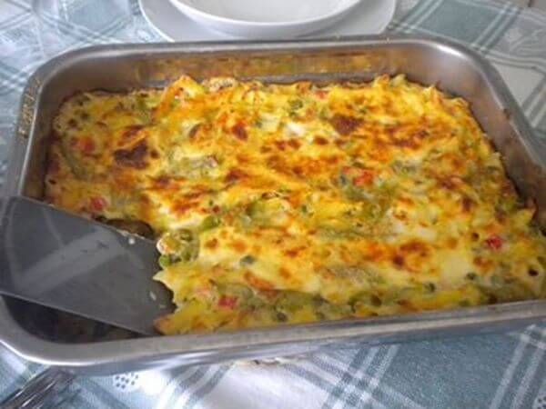 Tagliatelle verdi al forno Tagliatelle di spinaci con besciamella gratinate