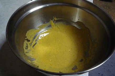 Salsa al curry e yogurt della giusta densità per condire l'insalata di pollo