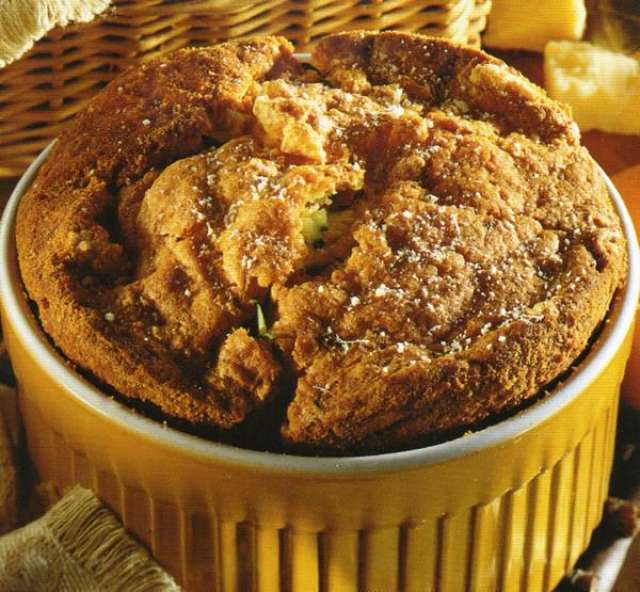 Soufflé di zucchine in stampo da forno Soufflé di zucchine nella pirofila