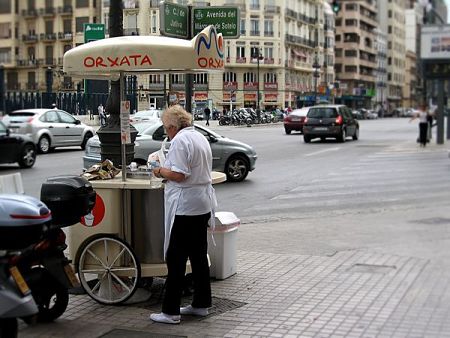 Carretto di cibo da strada con Orzata di Chufa a Valencia